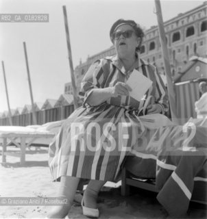 THE JOURNALIST ELSA MAXWELL AT VENICE LIDO BEACH - 1958 - © ARCHIVIO Graziano Arici/Rosebud2  / VARIE / GIORNALISTA / LETTERATURA / SPIAGGIA