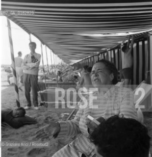 THE JOURNALIST ELSA MAXWELL AT VENICE LIDO BEACH - 1958 - © ARCHIVIO Graziano Arici/Rosebud2  / VARIE / GIORNALISTA / LETTERATURA / SPIAGGIA / FOTOGRAFO