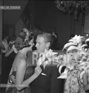 ELSA MAXWELLS PARTY AT VENICE LIDO : IRA FURSTENBERG WITH THE COUNT GIOVANNI VOLPI - 1957 - © ARCHIVIO Graziano Arici/Rosebud2  / VARIE / GIORNALISTA / LETTERATURA / FESTA /  NOBILTA / CONTE