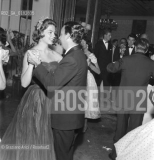 ELSA MAXWELLS PARTY AT VENICE LIDO : IRA FURSTENBERG WITH HER HUSBAND - 1957 - © ARCHIVIO Graziano Arici/Rosebud2  / VARIE / GIORNALISTA / LETTERATURA / FESTA /  NOBILTA / BALLO