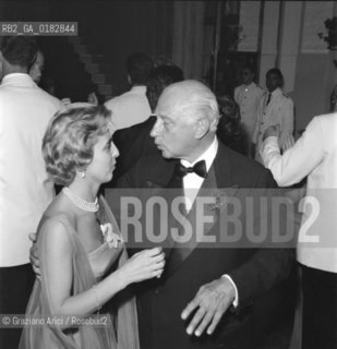 THE JOURNALIST ELSA MAXWELLS PARTY IN VENICE LIDO : THE COUNTESS GRAZIELLA BRANDOLINI ARRIVABENE WITH DON CARLOS DE BESTEGUI  - 1958 - © ARCHIVIO Graziano Arici/Rosebud2  / VARIE / GIORNALISTA / LETTERATURA / FESTA / NOBILTA / CONTE / BALLO