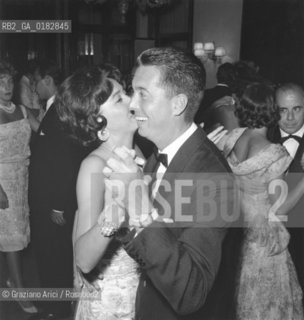 THE JOURNALIST ELSA MAXWELLS PARTY IN VENICE LIDO : THE PRINCESS QUINTENILLA WITH RUDY CRESPI - 1958 - © ARCHIVIO Graziano Arici/Rosebud2  / VARIE / GIORNALISTA / LETTERATURA / FESTA / NOBILTA / PRINCIPE