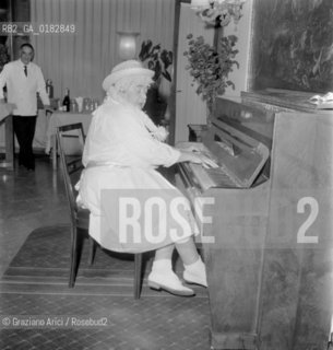 THE JOURNALIST ELSA MAXWELL AT HER PARTY IN VENICE LIDO  - 1961 - © ARCHIVIO Graziano Arici/Rosebud2  / VARIE / GIORNALISTA / LETTERATURA / FESTA / MASCHERA