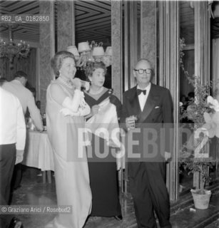 THE JOURNALIST ELSA MAXWELLS PARTY IN VENICE LIDO : THE COUNTESS NATALIA VOLPI AND WALLY TOSCANINI  - 1961 - © ARCHIVIO Graziano Arici/Rosebud2  / VARIE / GIORNALISTA / LETTERATURA / FESTA / NOBILTA / CONTE