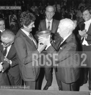 THE PIANIST ARTHUR RUBINSTEIN WITH THE MAYOR OF VENICE MARIO RIGO, THE THEATRE HISTORIAN LAMBERTO TREZZINI AND THE VIOLINIST UTO UGHI AT THE THEATRE LA FENICE IN VENICE - UNA VITA PER LA MUSICA - 1979 - © ARCHIVIO Graziano Arici/Rosebud2  / MUSICA / PIANISTA / TEATRO /  VARIE / SINDACO / PREMIAZIONE / VIOLINISTA