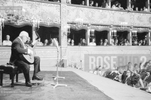 THE GUITARIST ANDRES SEGOVIA AT THE LA FENICE THEATRE FOR THE  UNA VITA NELLA MUSICA AWARD - VENICE- 1980 © ARCHIVIO Graziano Arici/Rosebud2  / MUSICA / CHITARRISTA / TEATRO LA FENICE