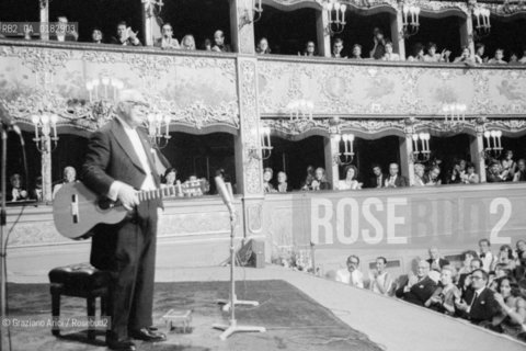 THE GUITARIST ANDRES SEGOVIA AT THE LA FENICE THEATRE FOR THE  UNA VITA NELLA MUSICA AWARD - VENICE- 1980 © ARCHIVIO Graziano Arici/Rosebud2  / MUSICA / CHITARRISTA / TEATRO LA FENICE
