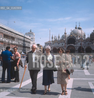 THE GUITARIST ANDRES SEGOVIA WITH HIS FAMILY IN S. MARCO SQUARE - VENICE- 1980 © ARCHIVIO Graziano Arici/Rosebud2  / MUSICA / CHITARRISTA / S. MARCO