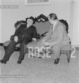 THE OPERA SINGER MARIANO STABILE WITH THE CONDUCTOR TULLIO SERAFIN AT  LA FENICE  THEATRE IN VENICE  - 1958  © ARCHIVIO Graziano Arici/Rosebud2  / MUSICA / CANTANTE LIRICO / TEATRO / DIRETTORE DORCHESTRA