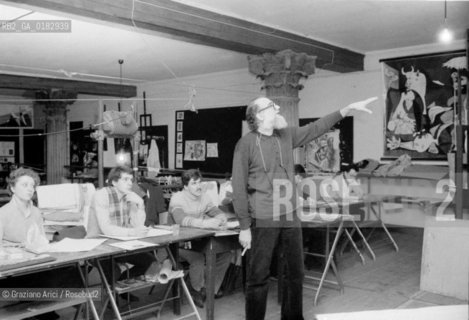 THE PAINTER EMILIO VEDOVA TEACHING AT THE ACADEMY OF FINE ARTS IN VENICE - 1978 © ARCHIVIO Graziano Arici/Rosebud2  / ARTE / PITTORE / STUDENTE