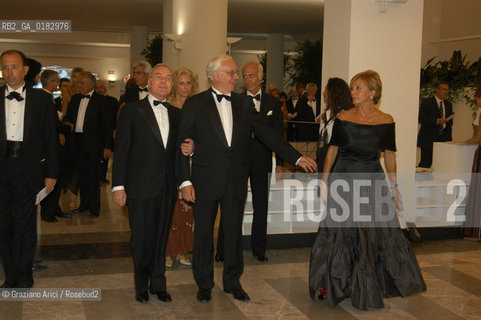 59. INTERNATIONAL FILM FESTIVAL IN VENICE LIDO :   GIANNI LETTA CON IL SINDACO DI VENEZIA PAOLO COSTA E LA MOGLIE  - © 2002 Graziano Arici/Rosebud2  -  MOSTRA DEL CINEMA /