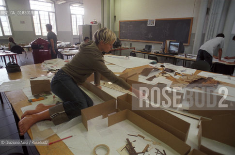 VENEZIA : IUAV - UNIVERSITA DI ARCHITETTURA - © 2002 Graziano Arici/Rosebud2 / STUDENTE