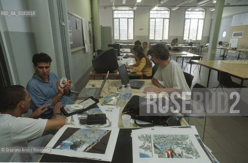 VENEZIA : IUAV - UNIVERSITA DI ARCHITETTURA - © 2002 Graziano Arici/Rosebud2 / STUDENTE