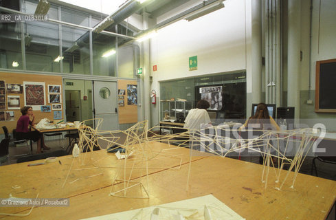 VENEZIA : IUAV - UNIVERSITA DI ARCHITETTURA - © 2002 Graziano Arici/Rosebud2 / STUDENTE