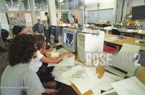 VENEZIA : IUAV - UNIVERSITA DI ARCHITETTURA - © 2002 Graziano Arici/Rosebud2 / STUDENTE