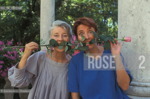 Nome: .THOMPSON EMMA.Descrizione:.CINEMA ATTRICE / CON LA MADRE PHYLLIDA LAW E ROSA (FIORE).Credit: .Graziano Arici/Rosebud2 Costo: .A.Nazione: .GRAN BRETAGNA.Città: ..Data: .1997