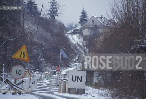( CROAZIA ) SLAVONIA : IL PAESE DI MINORANZA ITALIANA DI VELIKI BANOVAC  ( BANOVAC MAGGIORE ) - © 1995 Graziano Arici/Rosebud2 / GEO / LINGUA / FORZA DI INTERPOSIZIONE DI PACE DELLONU / GUERRA