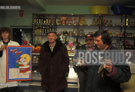 ( CROAZIA ) SLAVONIA : IL PAESE DI MINORANZA ITALIANA DI VELIKI BANOVAC  ( BANOVAC MAGGIORE ) - © 1995 Graziano Arici/Rosebud2 / GEO / LINGUA /