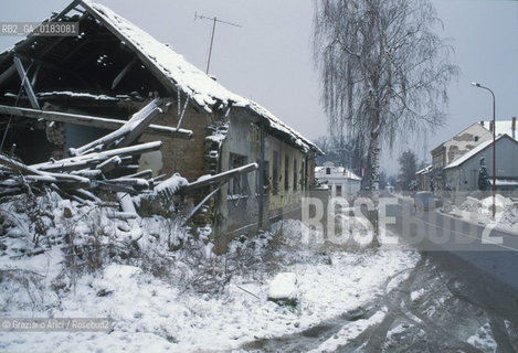 ( CROAZIA ) SLAVONIA : IL PAESE DI MINORANZA ITALIANA DI VELIKI BANOVAC  ( BANOVAC MAGGIORE ) - © 1995 Graziano Arici/Rosebud2 / GEO / LINGUA / CASE DI SERBI DISTRUTTE