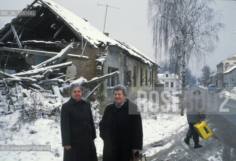 ( CROAZIA ) SLAVONIA : IL PAESE DI MINORANZA ITALIANA DI VELIKI BANOVAC  ( BANOVAC MAGGIORE ) - © 1995 Graziano Arici/Rosebud2 / GEO / LINGUA / CASE DI SERBI DISTRUTTE