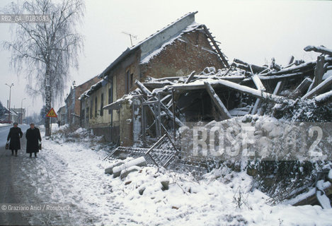 ( CROAZIA ) SLAVONIA : IL PAESE DI MINORANZA ITALIANA DI VELIKI BANOVAC  ( BANOVAC MAGGIORE ) - © 1995 Graziano Arici/Rosebud2 / GEO / LINGUA / CASE DI SERBI DISTRUTTE