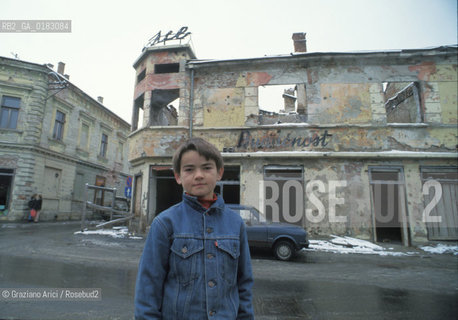 ( CROAZIA ) SLAVONIA : IL PAESE DI MINORANZA ITALIANA DI VELIKI BANOVAC  ( BANOVAC MAGGIORE ) - LA PIAZZA - © 1995 Graziano Arici/Rosebud2 / GEO / LINGUA