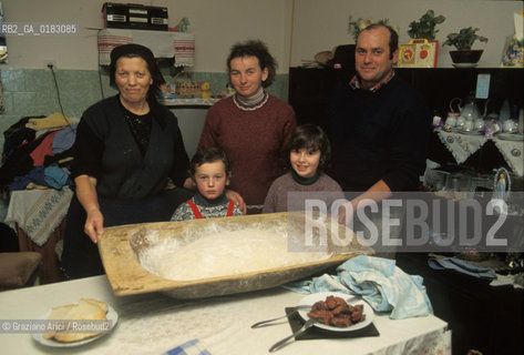 ( CROAZIA ) SLAVONIA : IL PAESE DI MINORANZA ITALIANA DI VELIKI BANOVAC  ( BANOVAC MAGGIORE ) - © 1995 Graziano Arici/Rosebud2 / GEO / LINGUA / GASTRONOMIA