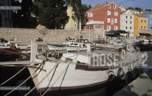 ( CROAZIA  ) ISOLA DI LUSSINO  ( LOSINJ ) : IL PAESE DI LUSSINGRANDE - © 2001 Graziano Arici/Rosebud2 / GEO /