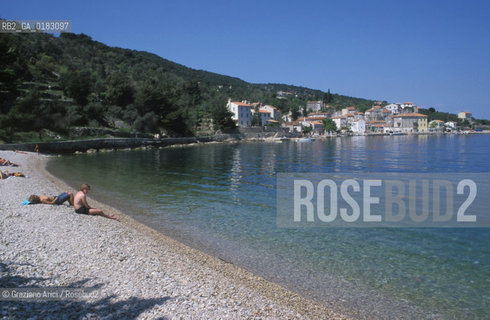 ( CROAZIA  ) ISOLA DI CHERSO ( KRES ) : IL PAESE DI VALUN  - © 2001 Graziano Arici/Rosebud2 / GEO / SPIAGGIA / MARE
