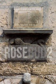 ( CROAZIA  ) ISTRIA - PAESE DI VALLE DISTRIA ( BALE ) : MERIDIANA E LEONE DELLE PORTA DEL CASTELLO  - © 2001 Graziano Arici/Rosebud2 / GEO /