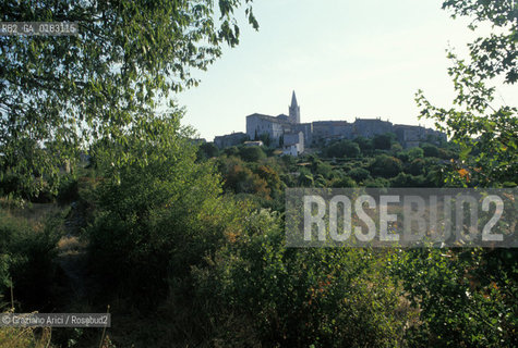 ( CROAZIA  ) ISTRIA - PAESE DI VALLE DISTRIA ( BALE ) : PANORAMA  - © 2001 Graziano Arici/Rosebud2 / GEO /