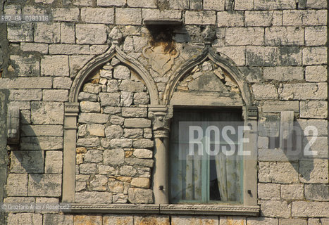 ( CROAZIA  ) ISTRIA - PAESE DI VALLE DISTRIA ( BALE ) : BIFORA GOTICA  - © 2001 Graziano Arici/Rosebud2 / GEO / FINESTRA