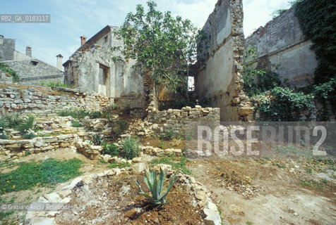 ( CROAZIA  ) ISTRIA - PAESE DI VALLE DISTRIA ( BALE ) : CASE DISTRUTTE  - © 2001 Graziano Arici/Rosebud2 / GEO /