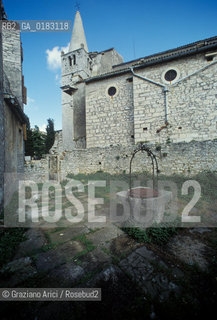 ( CROAZIA  ) ISTRIA - PAESE DI VALLE DISTRIA ( BALE ) : POZZO E CISTERNA  - © 2001 Graziano Arici/Rosebud2 / GEO /