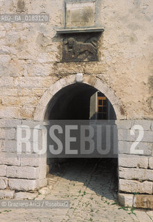 ( CROAZIA  ) ISTRIA - PAESE DI VALLE DISTRIA ( BALE ) : PORTA DEL CASTELLO  - © 2001 Graziano Arici/Rosebud2 / GEO /