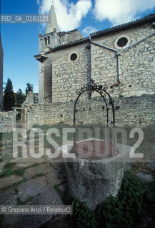 ( CROAZIA  ) ISTRIA - PAESE DI VALLE DISTRIA ( BALE ) : POZZO  - © 2001 Graziano Arici/Rosebud2 / GEO /