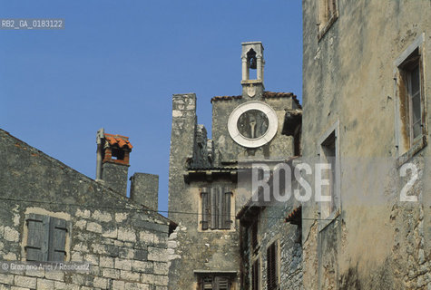( CROAZIA  ) ISTRIA - PAESE DI VALLE DISTRIA ( BALE ) : CASE  - © 2001 Graziano Arici/Rosebud2 / GEO / OROLOGIO