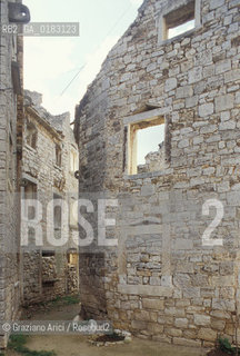 ( CROAZIA  ) ISTRIA - PAESE DI VALLE DISTRIA ( BALE ) : CASE DISTRUTTE  - © 2001 Graziano Arici/Rosebud2 / GEO /