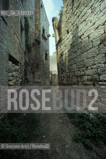 ( CROAZIA  ) ISTRIA - PAESE DI VALLE DISTRIA ( BALE ) : CASE ABBANDONATE E DISTRUTTE  - © 2001 Graziano Arici/Rosebud2 / GEO /