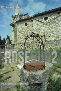 ( CROAZIA  ) ISTRIA - PAESE DI VALLE DISTRIA ( BALE ) : POZZO  - © 2001 Graziano Arici/Rosebud2 / GEO /