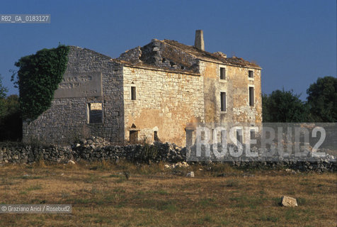 ( CROAZIA  ) ISTRIA -  CASE ABBANDONATE E DISTRUTTE  - © 2001 Graziano Arici/Rosebud2 / GEO /