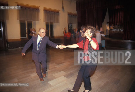 ( CROAZIA  ) ISTRIA - POLA : CIRCOLO ITALIANO  - © 2001 Graziano Arici/Rosebud2 / GEO / LINGUA / MINORANZA / BALLO