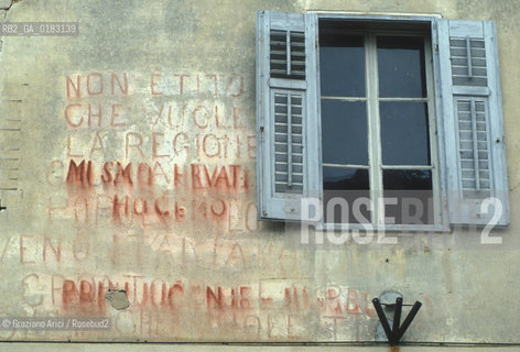 ( CROAZIA  ) ISTRIA - MONTONA ( MOTOVUN ) : SCRITTE  - © 2001 Graziano Arici/Rosebud2 / GEO / LINGUA / MINORANZA