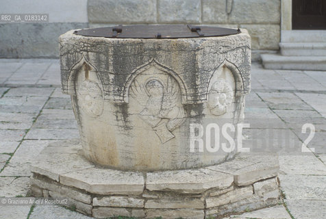 ( CROAZIA  ) ISTRIA - MONTONA ( MOTOVUN ) : POZZO - © 2001 Graziano Arici/Rosebud2 / GEO / LINGUA / MINORANZA / LEONE