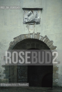 ( CROAZIA  ) ISTRIA - MONTONA ( MOTOVUN ) : PORTA - © 2001 Graziano Arici/Rosebud2 / GEO / LINGUA / MINORANZA / LEONE