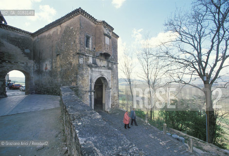 ( CROAZIA  ) ISTRIA - MONTONA ( MOTOVUN ) : LA PORTA DELLA CITTADINA - © 2001 Graziano Arici/Rosebud2 / GEO / LINGUA / MINORANZA