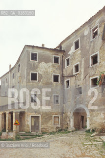 ( CROAZIA  ) ISTRIA - PORTOLE : CASE ABBANDONATE E DIROCCATE  - © 2001 Graziano Arici/Rosebud2 / GEO / LINGUA / MINORANZA