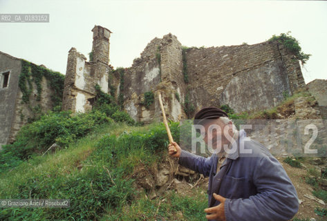 ( CROAZIA  ) ISTRIA - PORTOLE :LULTIMO ABITANTE ITALIANO DAVANTI ALLE CASE ABBANDONATE E DIROCCATE  - © 2001 Graziano Arici/Rosebud2 / GEO / LINGUA / MINORANZA