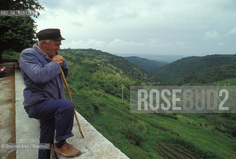 ( CROAZIA  ) ISTRIA - PORTOLE :LULTIMO ABITANTE ITALIANO  - © 2001 Graziano Arici/Rosebud2 / GEO / LINGUA / MINORANZA