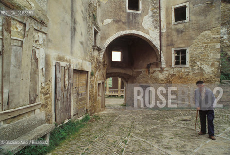 ( CROAZIA  ) ISTRIA - PORTOLE :LULTIMO ABITANTE ITALIANO DAVANTI ALLE CASE ABBANDONATE E DIROCCATE  - © 2001 Graziano Arici/Rosebud2 / GEO / LINGUA / MINORANZA